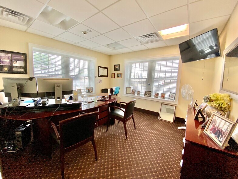 More Photos Of 25 Nassau Ln, Island Park Office For Sale