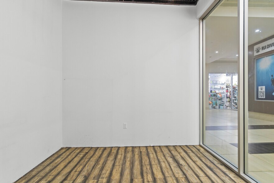 More Photos Of 384 Yonge St, Toronto Apartments For Lease