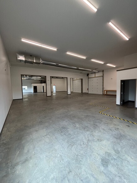 More Photos Of 1031 Parkway Dr, Spring Hill Flex For Lease