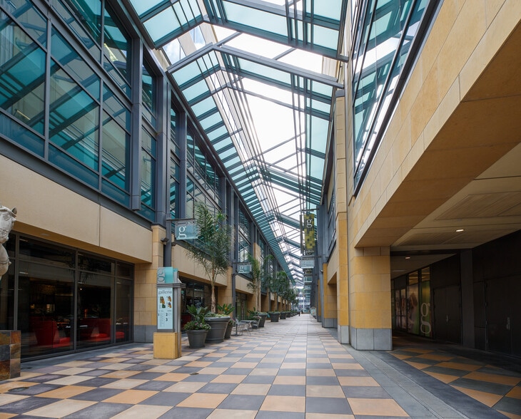 More Photos Of 15301 Ventura Blvd, Sherman Oaks Unknown For Lease