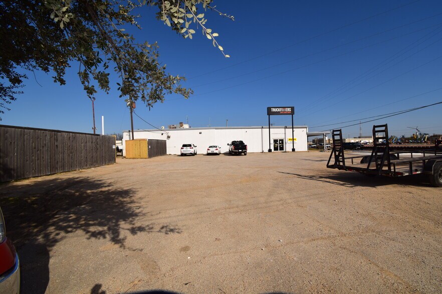 More Photos Of 1039 N Loop 12 Blvd, Irving Light Manufacturing For Sale