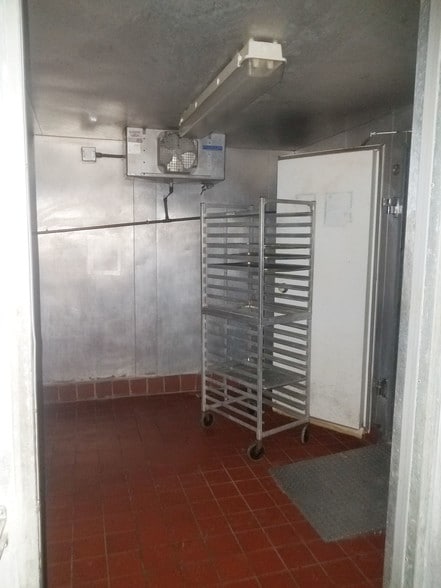 More Photos Of 6121 Oak St, Eastman Restaurant For Sale