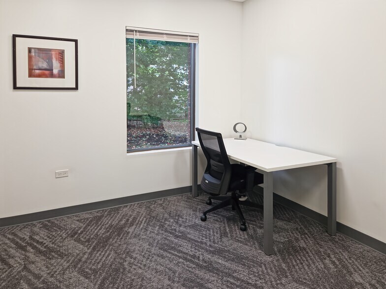 More Photos Of 611 S Milwaukee Ave, Libertyville Coworking Space