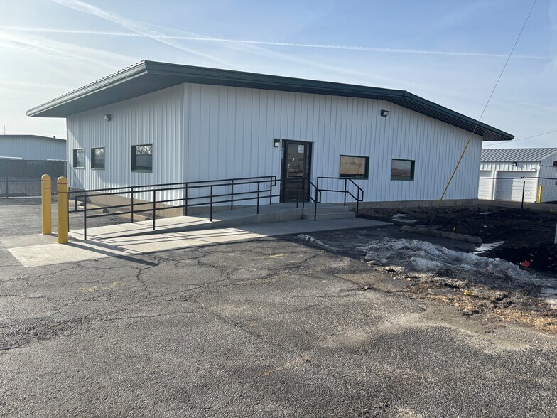 More Photos Of 354 Civic Rd, La Salle Flex For Lease