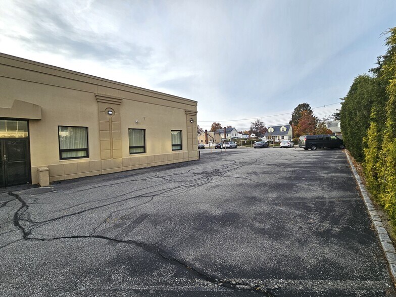More Photos Of 166 E Jericho Tpke, Mineola Office For Lease