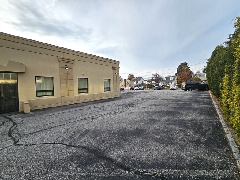 More Photos Of 166 E Jericho Tpke, Mineola Office For Lease