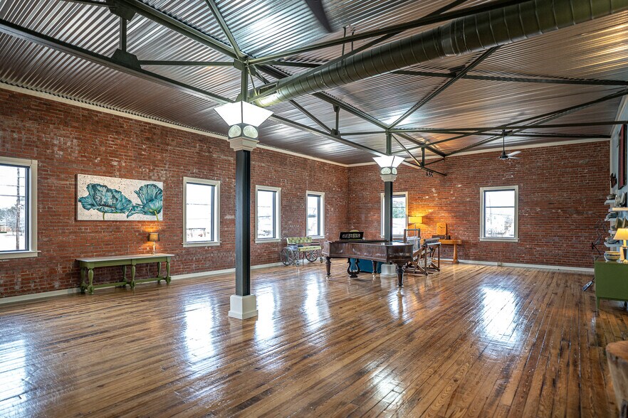 More Photos Of 1611 Washington St, Alexandria Showroom For Sale