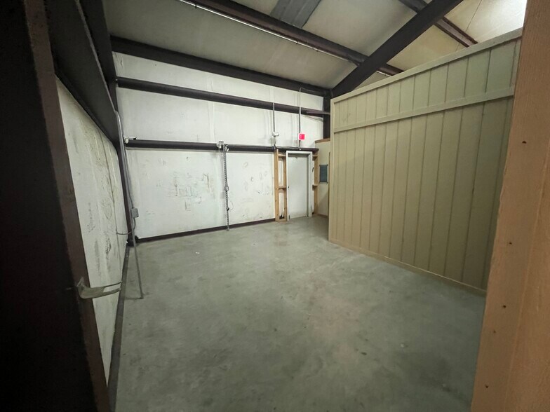 More Photos Of 1503 W Stan Schlueter Loop, Killeen Industrial For Lease