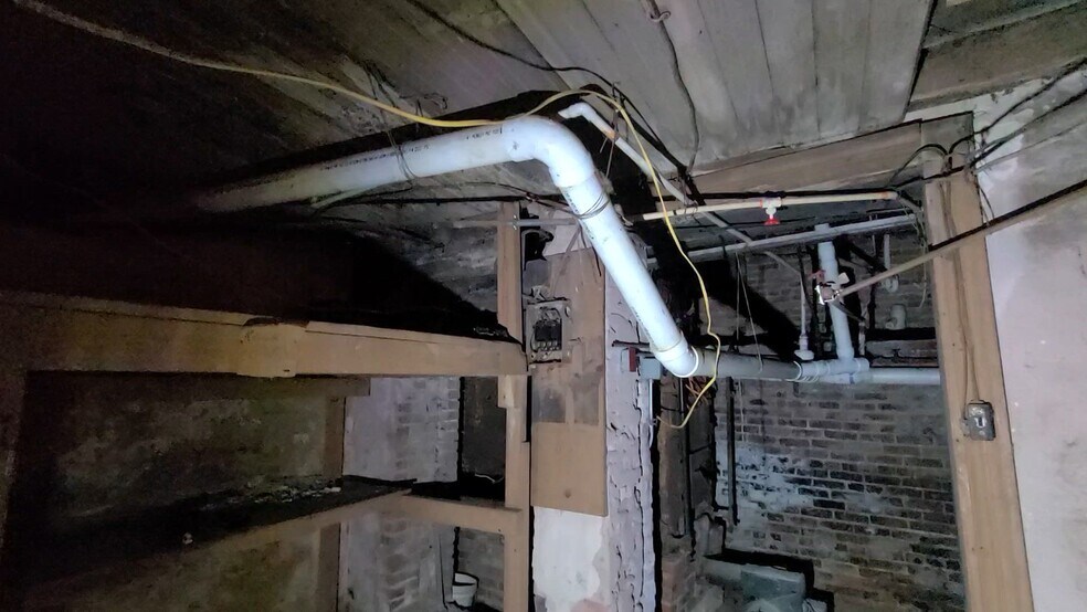 More Photos Of 400 S Main St, Emporia Restaurant For Lease