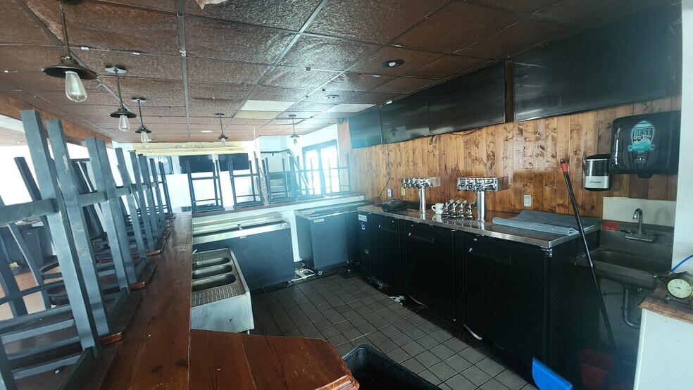 More Photos Of 2515 Far Hills Ave, Oakwood Restaurant For Sale