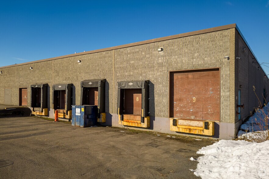 More Photos Of 3435 Boul Pitfield, Montréal Distribution For Lease