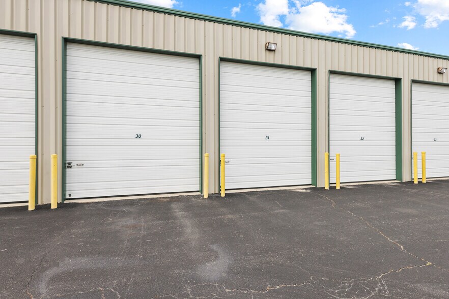 More Photos Of 202 Transcom Ct, Wilmington Self Storage For Lease