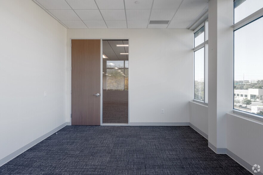 More Photos Of 19122 N US Highway 281, San Antonio Office For Lease