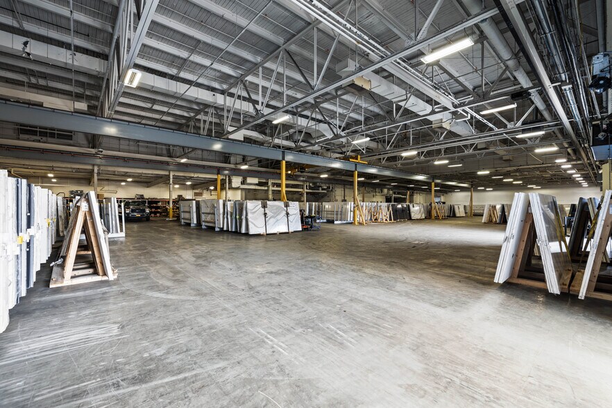 More Photos Of 15 Grumman Rd W, Bethpage Manufacturing For Lease