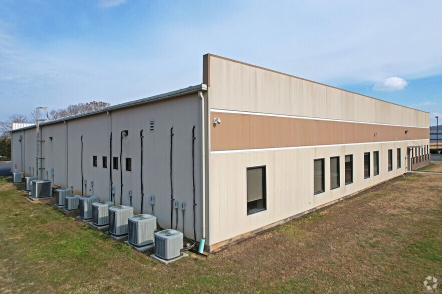 More Photos Of 3064 Salem Industrial Dr, Winston-Salem Office For Lease