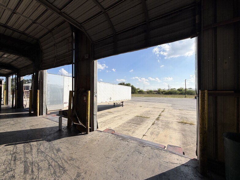 More Photos Of 2026 W Malone Ave, San Antonio Warehouse For Lease