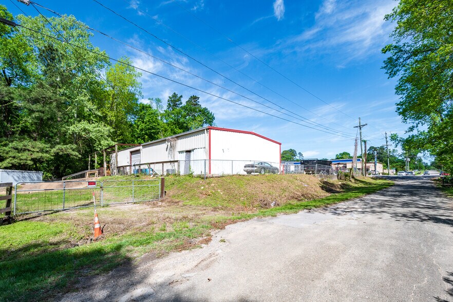 More Photos Of 910 E Church St, Livingston Service For Sale