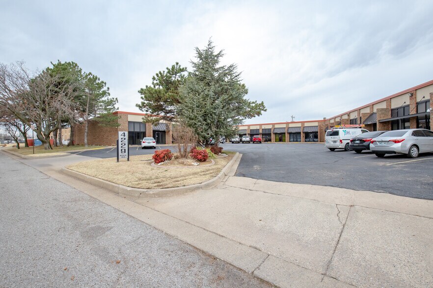 More Photos Of 4229 Royal Ave, Oklahoma City Flex For Lease