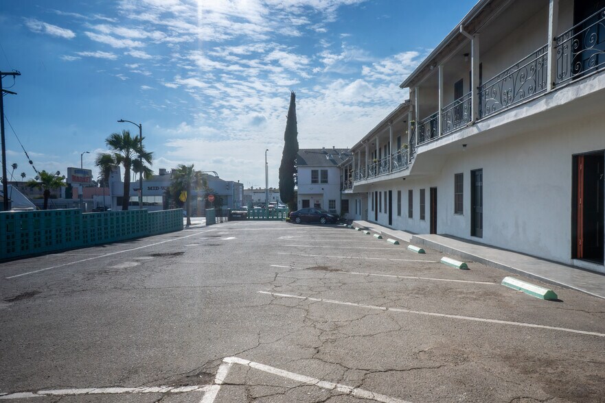 More Photos Of 5251 Hollywood Blvd, Los Angeles Hotel For Sale