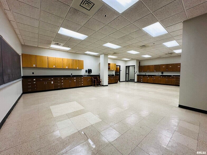 More Photos Of 113 SW Adams St, Peoria Office For Sale
