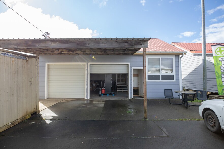 More Photos Of 751 Riverside Dr, Coquille Showroom For Sale