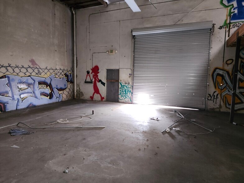 More Photos Of 13501 S Main St, Los Angeles Warehouse For Lease