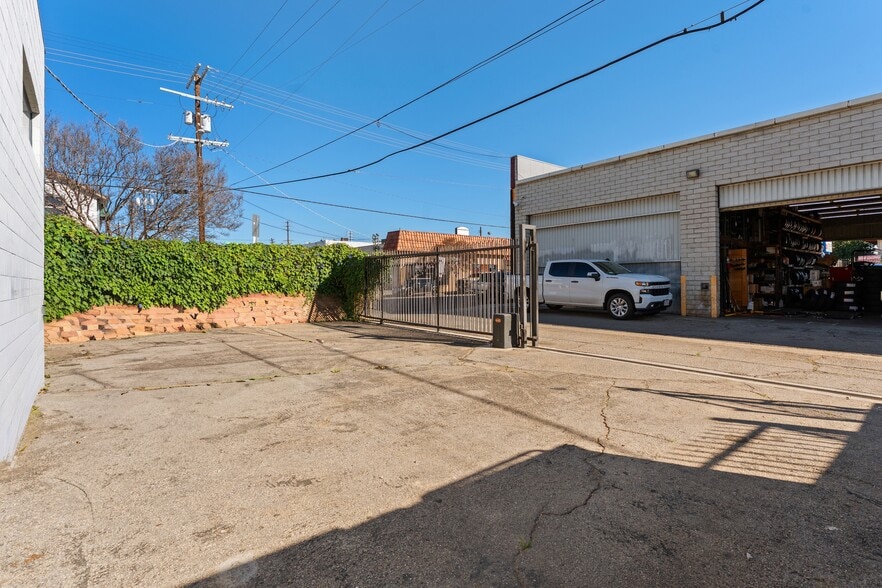 More Photos Of 18522 Gresham St, Northridge Warehouse For Sale