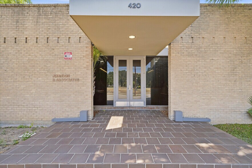 More Photos Of 420 Baltimore Ave, San Antonio Office For Sale