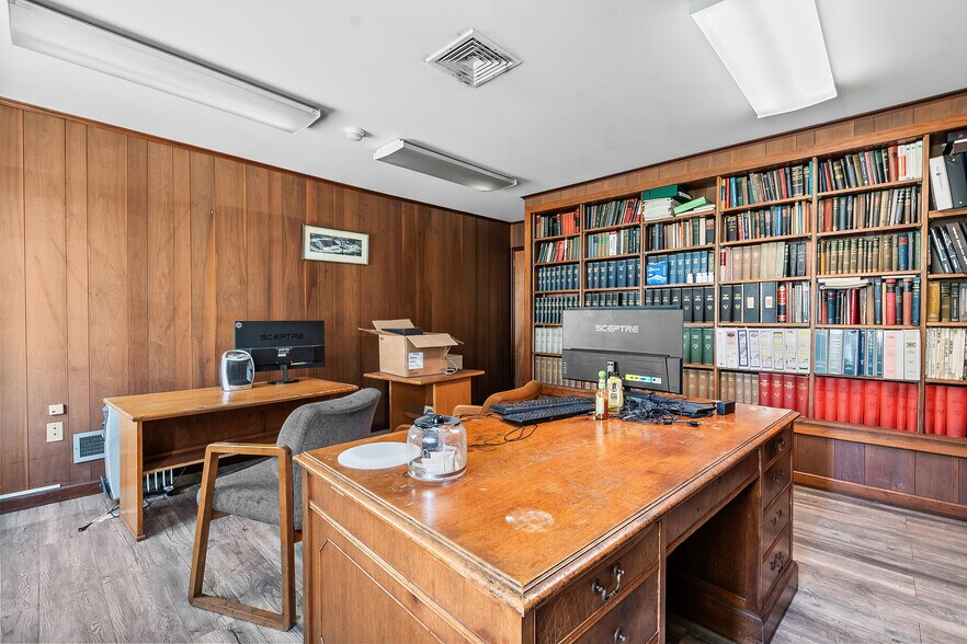 More Photos Of 555 Country Club Rd, Dallas Warehouse For Sale