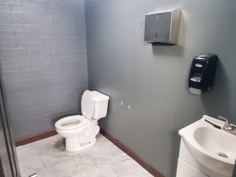 More Photos Of 1400 Shorter Ave NW, Rome Flex For Sale