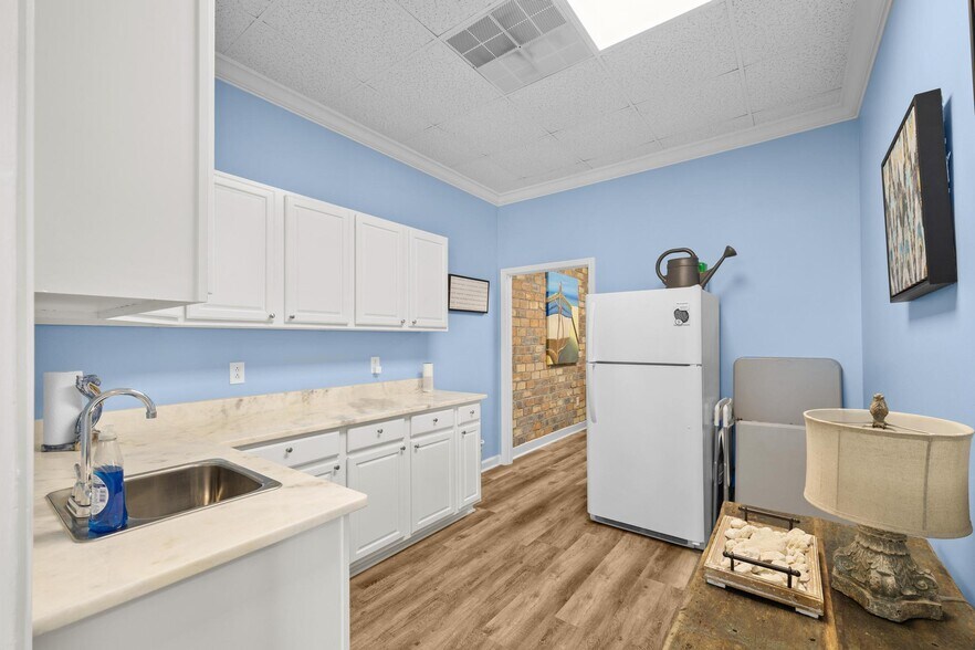 More Photos Of 913 Gulf Breeze Pky, Gulf Breeze Storefront Retail Office For Sale