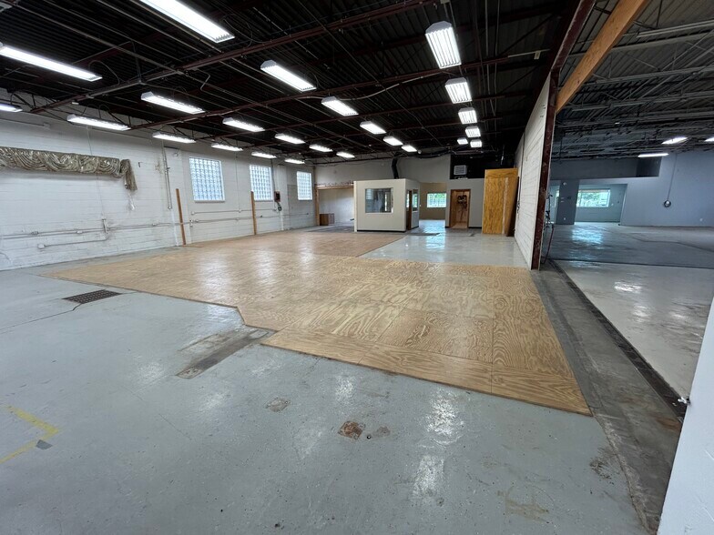 More Photos Of 26051 Dequindre Rd, Madison Heights Warehouse For Sale