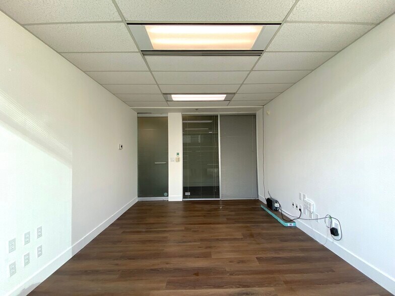 More Photos Of 938 Howe St, Vancouver Medical For Sale