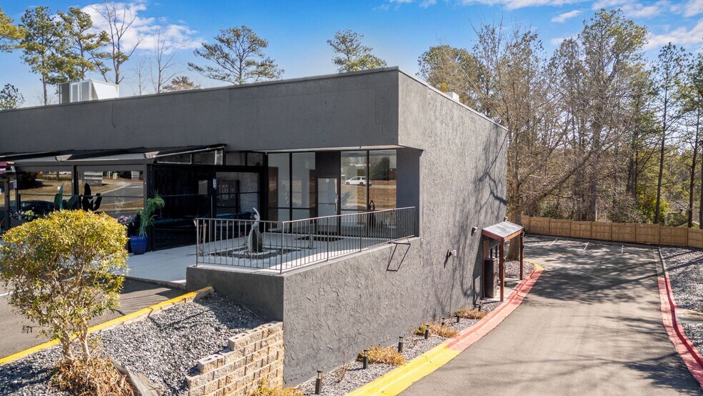 More Photos Of 7855 Roswell Rd, Sandy Springs Freestanding For Lease