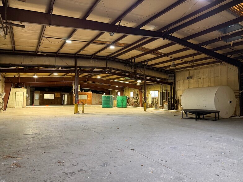 More Photos Of 3938 Runway Rd, Memphis Warehouse For Lease