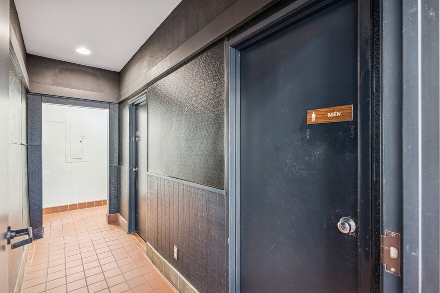 More Photos Of 15026-15080 Beltway Dr, Addison Light Manufacturing For Lease