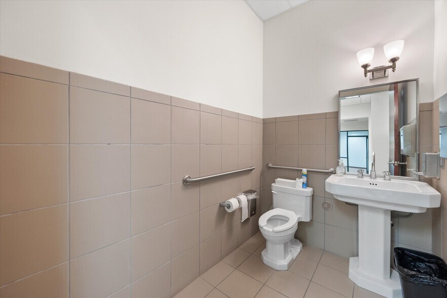 More Photos Of 820 Central Dr, Colleyville Office For Sale