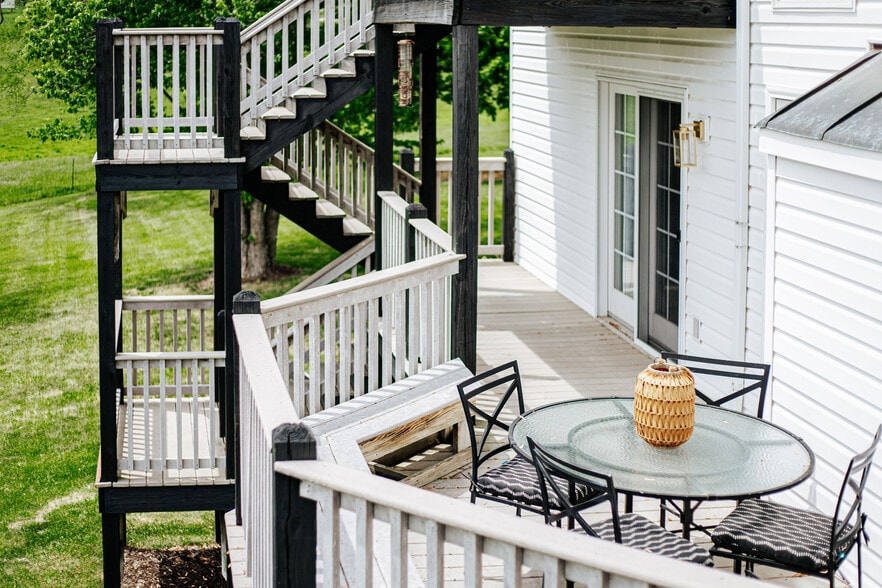 More Photos Of 1329 Commerce Rd, Staunton Hotel For Sale