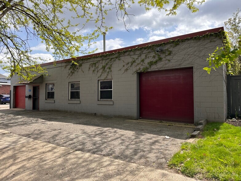 More Photos Of 225 E 10th St, Indianapolis Flex For Sale