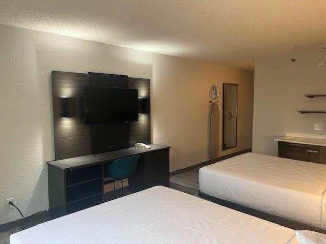 More Photos Of 6650 Bay Cir, Peachtree Corners Hotel For Sale