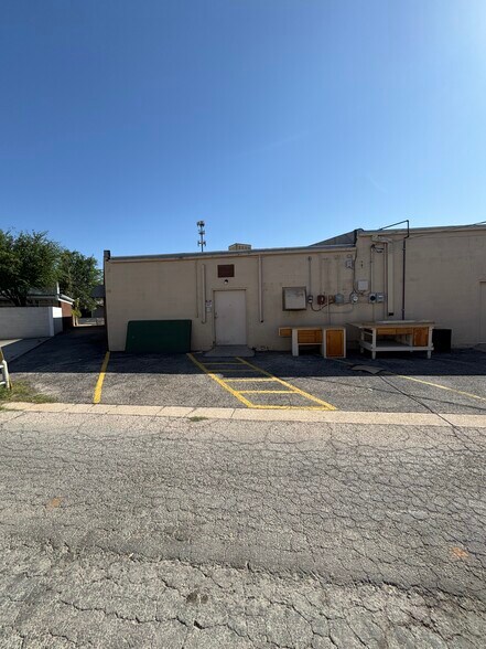 More Photos Of 2504 W Ohio Ave, Midland Flex For Sale