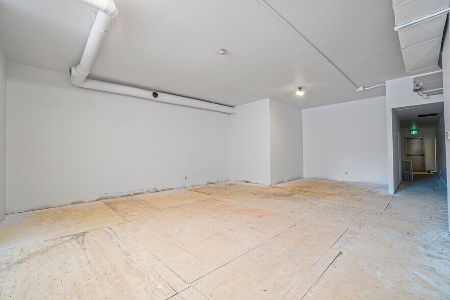 More Photos Of 6529 Boul Saint Laurent, Montréal General Retail For Lease