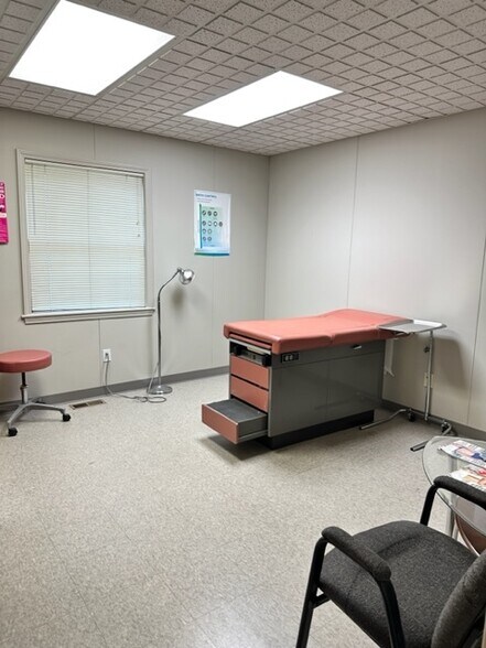 More Photos Of 1289 S Linden Rd, Flint Medical For Lease