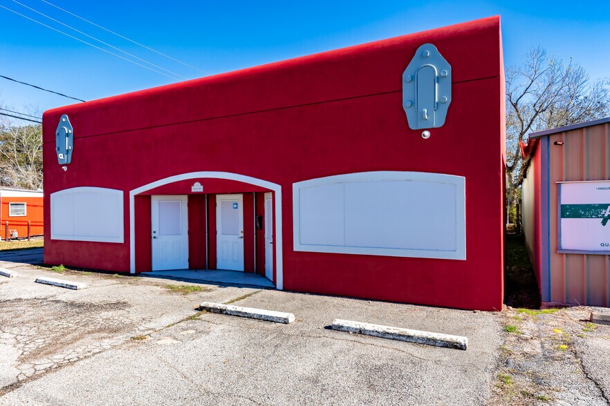 More Photos Of 111 S 8th St, La Porte Freestanding For Lease