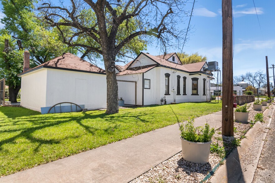 More Photos Of 702 Front St, Comfort Freestanding For Sale