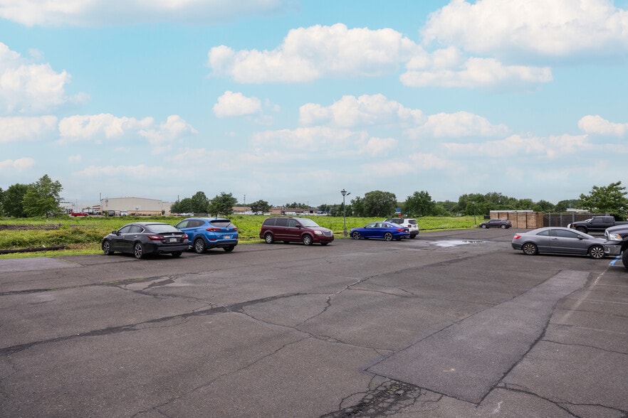 More Photos Of 99 Newbold Rd, Fairless Hills Warehouse For Lease