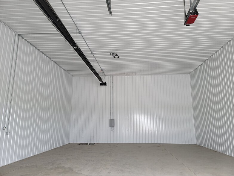 More Photos Of 401 Snyder Dr - Building A, Huxley Flex For Sale