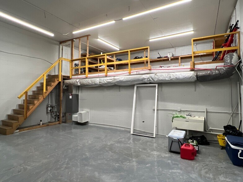 More Photos Of 5858 Thunderbird Rd, Indianapolis Warehouse For Lease