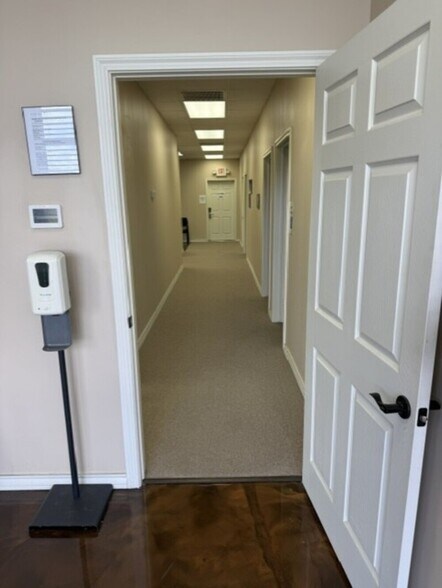 More Photos Of 2915 S Sam Houston Pky E, Houston Unknown For Lease