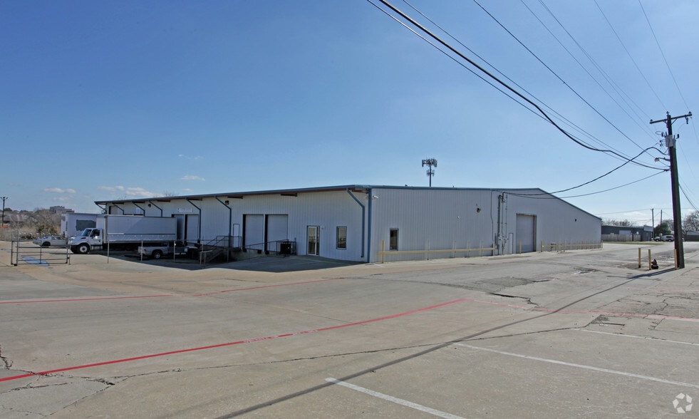 More Photos Of 915 W Mayfield Rd, Arlington Distribution For Lease